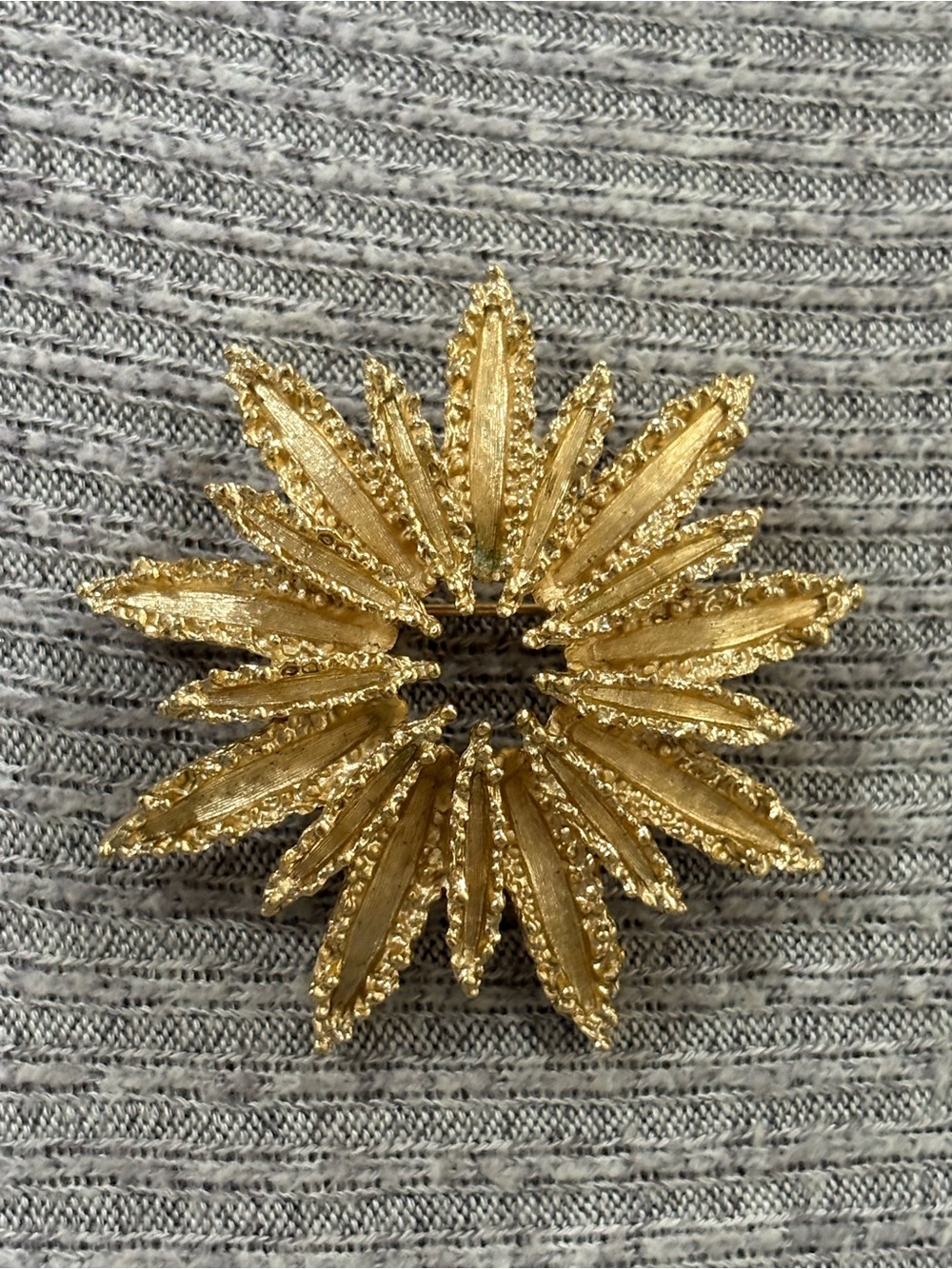 Vintage Avon signed gold tone starflower brooch